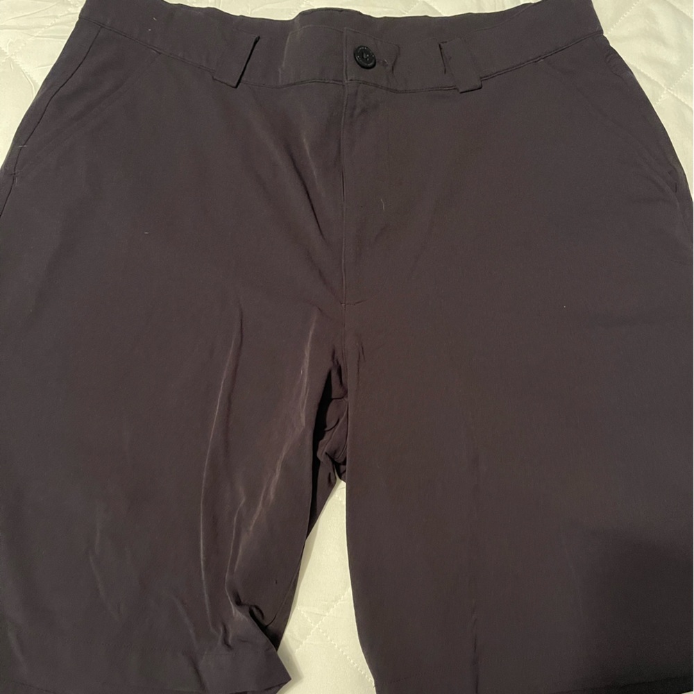 Men’s Under Armour golf shorts sz 34